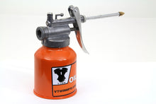 Load image into Gallery viewer, V-Twin Metal Squirt Oil Can