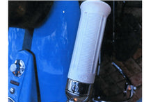 Load image into Gallery viewer, White Beck Plastic Grip Set
