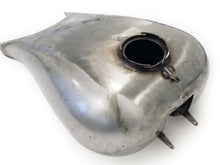 Load image into Gallery viewer, Wyatt Gatling Stretch Touring 6.6 Gallon Gas Tank