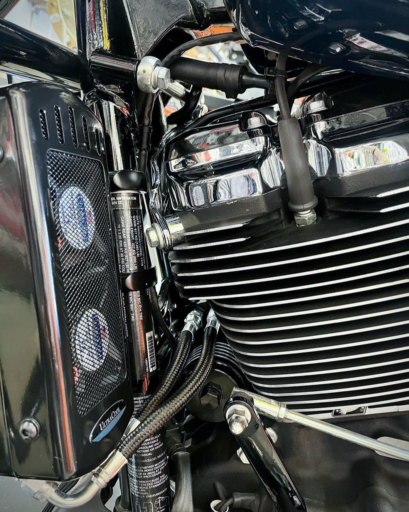 Side Mount Oil Cooler M8 Touring `17 23  Gloss Blk