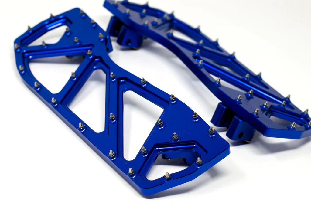 Red CT MX style floorboards for Harley Davidson Bagger and Softail models, foot controls designed for 1984-2024 bikes.